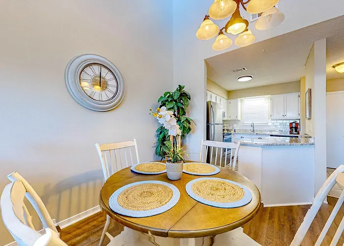 Spacious & Sun-filled Gulfside With Pool Balcony Ac & Lovely Views Holiday home