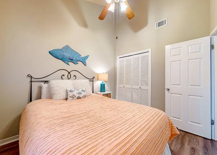 Spacious & Sun-filled Gulfside With Pool Balcony Ac & Lovely Views Holiday home *