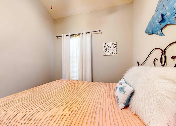 Spacious & Sun-filled Gulfside With Pool Balcony Ac & Lovely Views *