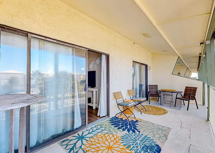 Spacious & Sun-filled Gulfside With Pool Balcony Ac & Lovely Views *